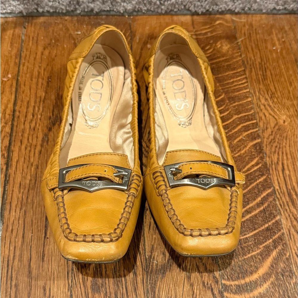 Tods Vintage Tan/Brown Leather Buckle Loafer Flats w/ Elastic Back Sz 5